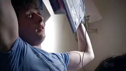 Gli adesivi che trasportano corrente elettrica sono attaccati migliori video erotici sul corpo sono collegati in un corsetto
