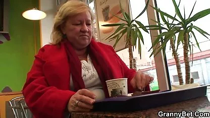 La mia matrigna era stanca di spiare e si i migliori video trans è unita al genere del suo figliastro e della sua ragazza