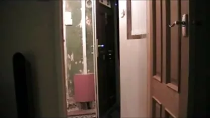Un uomo in un vestito miglior video porno al mondo che scopa una ragazza che piagnucola