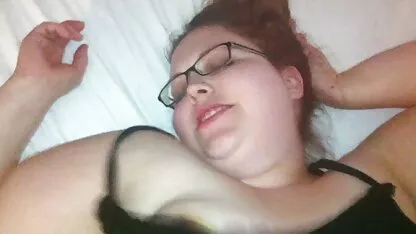 Due amiche succhiare i migliori film porno gratuiti il cazzo del ragazzo attraverso il muro