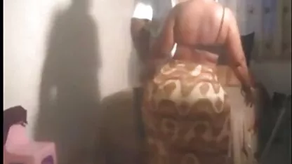 Ragazza cercando sui vestiti i film porno italiani piu belli nel negozio e non vedere una macchina fotografica che è nascosto