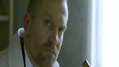 Indossando una maschera sul viso, l'uomo stava scopando una donna giapponese che maturava nelle due migliori film hard aste