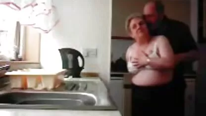 L'amico della madre dà a un i migliori video porno al mondo amico un figlio per Fottere te stesso