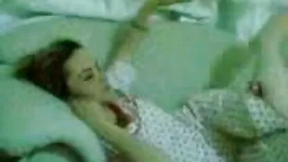 Ragazza giocattolo russo slim con le meglio scopate un dildo