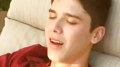 Uomo dalla pelle scura che entrano nella grandezza classifica film porno del pene nella fessura elastica dei mulatti bella