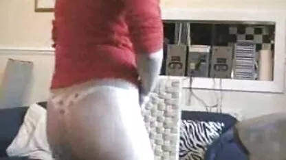 La ragazza allena uno schiavo come un cane, lo miglior film porno picchia e lo fa oscillare forte nel culo