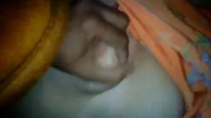 Bellezza nudo non mente in posa sulla il piu bel film porno spiaggia