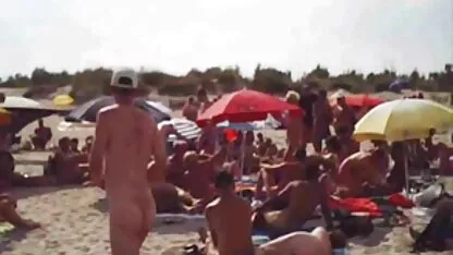 Un Voyeur prende una bei film porno telecamera nascosta sotto la gonna della mucca in metropolitana