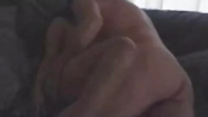 Un uomo che inserisce il pene nella vagina della donna quando i migliori video porn ci sono giocattoli