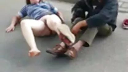 La bionda attraente proprio sul divano film porno i migliori