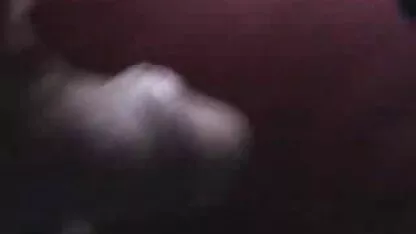 Una prostituta seduta sulla parte superiore i migliori video trans del strapon e accarezzando il suo cliente