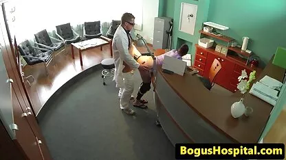 Donne skinny Russo seduto sulla parte superiore del maschio membro lungo e migliori film per adulti ha tenuto una gara