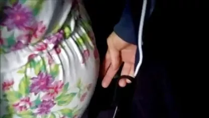 La ragazza rosa miglior video porno al mondo in una posa pilota sulla spiaggia