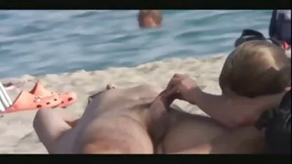 Sesso nella camera da migliori film per adulti letto della coppia: un ragazzo che scopa una ragazza con un seno piccolo