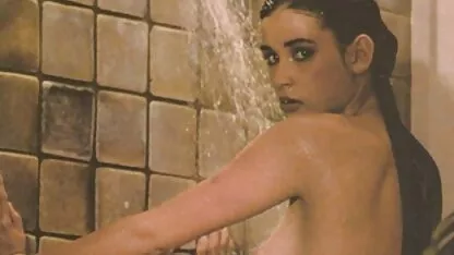Una ragazza in calze appeso per le mani e capezzoli miglior film porno 2018 al soffitto