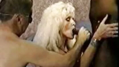 Ragazza classifica film porno con gli occhiali leccare la figa di un amico