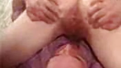 Un uomo fare un pugno vagina per le ragazze, e poi i film porno piu belli soffiare fuori