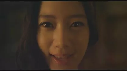 La giovane donna si spoglia e il meglio dei film porno tocca il clitoride eccitato