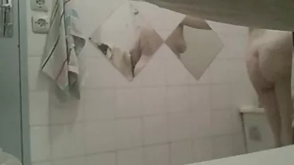 Caldo bruna in posa davanti alla telecamera, mostrando il suo i migliori video trans fascino