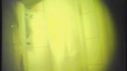 Anita si masturba il suo cappello in il piu bel film porno bagno