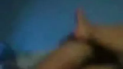Un giovane corpo con un bel corpo splendente con il seno più bel film porno davanti a webcam